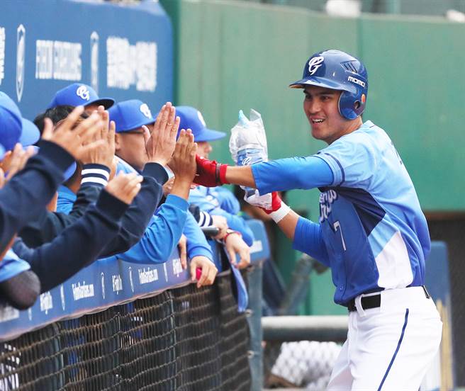 富邦悍將新秀陳真敲出生涯首轟。（陳怡誠攝）