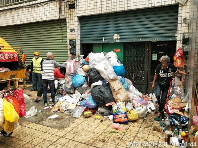 高雄凤山林姓妇人家门口堆放大量回收物，已影响环境卫生。（高巿府环保局提供／曹明正高雄传真）