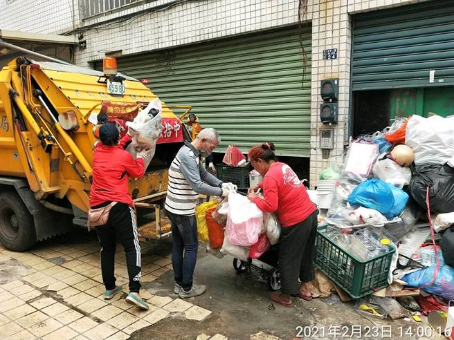 高雄凤山林姓妇人家门口堆放大量回收物，已影响环境卫生。（高巿府环保局提供／曹明正高雄传真）