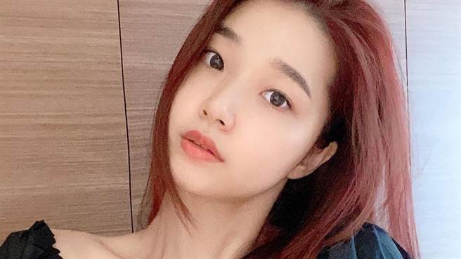 ohttomom近日为自创品牌推出的新款泳装宣传，晒出一系列穿搭辣照。（图／IG@ohttomom）