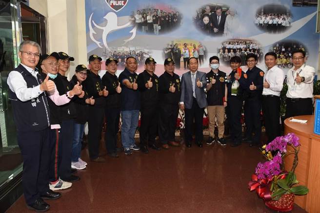 警察局长陈国进偕同义勇刑警大队长吴裕松至分局，颁发奖励金予专案小组人员，并嘉勉同仁辛劳。（警方提供／赖佑维桃园传真）