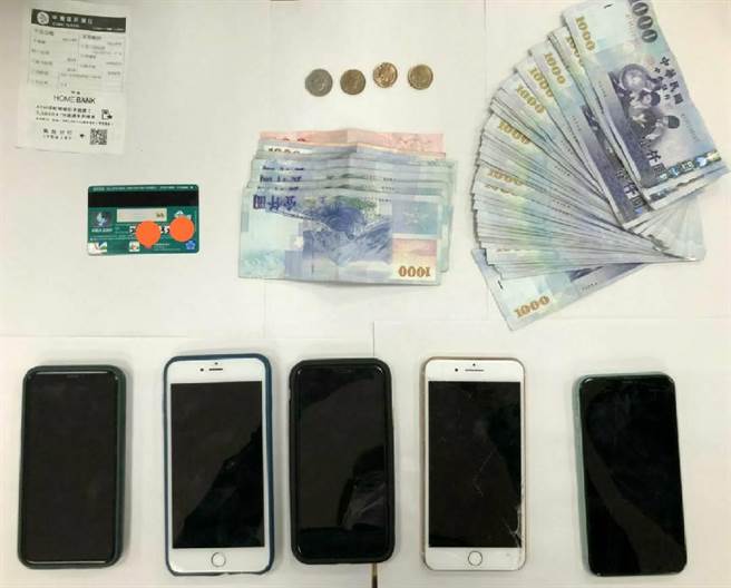 22岁叶姓男子等4人，因疫情缺钱，和2人因疫情影响缺钱变卖银行帐户，遭桃园警分局查缉，警方监听埋伏2个月，循线追查，顺利逮捕6人。（警方提供／赖佑维桃园传真）