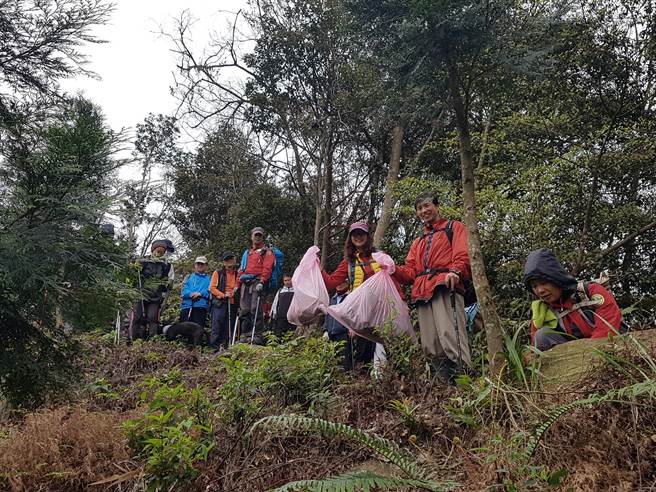 苗栗县社区大学21日举行饶富意义的净山开学活动，在狮潭乡鸣凤山5条古道捡拾12大袋垃圾。（苗栗县社区大学提供／何冠娴苗栗传真）