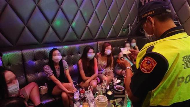 徐姓男子假冒洋酒進口商、多家旅行社的總經理身分，並於前年10月「裝闊」到高雄知名酒店消費，並謊稱要給小薰賺錢的機會，騙她投資125萬元，高雄地檢署偵結後，依詐欺罪嫌起訴徐男。（示意圖／本報資料照片）