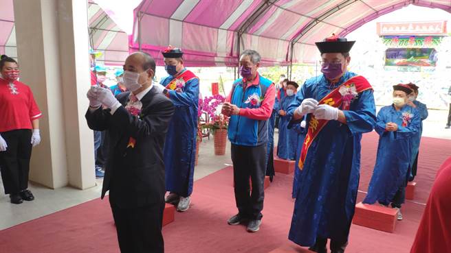 「开闽王祖」沈尤王春祭已经有超过300年以上歷史，不曾间断，王氏宗亲16个宗族年年轮流祭祀是其一大特色，21日轮到油车柱，祭典在安定区举行，前立法院长王金平（左二）也到场参拜。（庄曜聪摄）