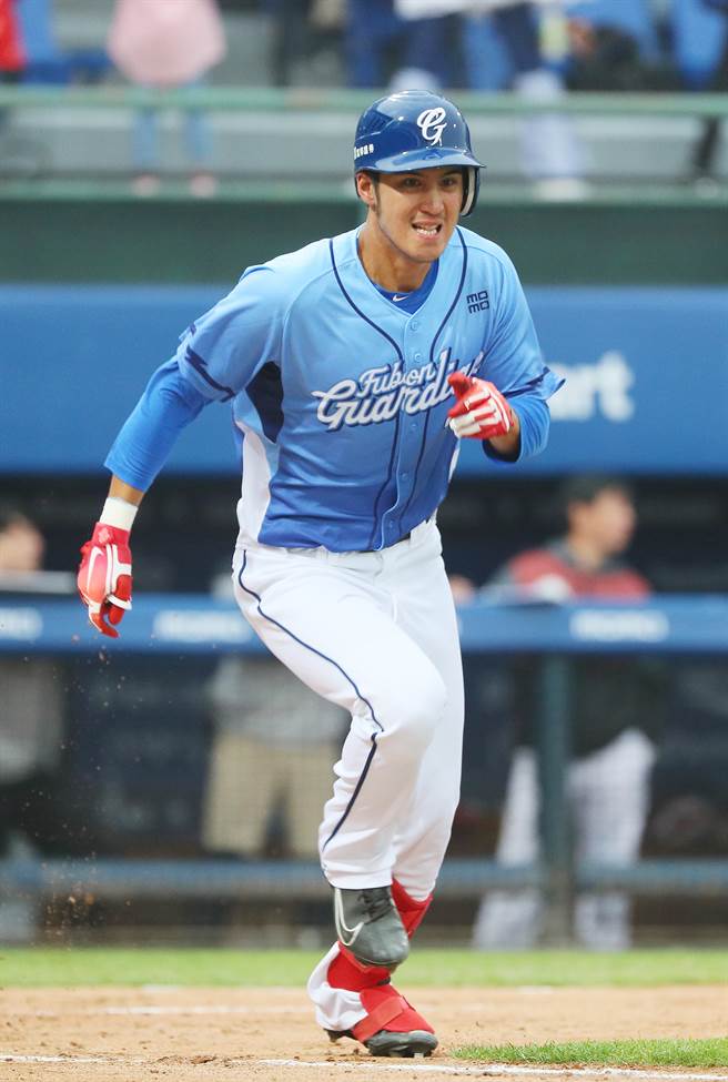 富邦悍將陳真生涯首轟出爐。（陳怡誠攝）