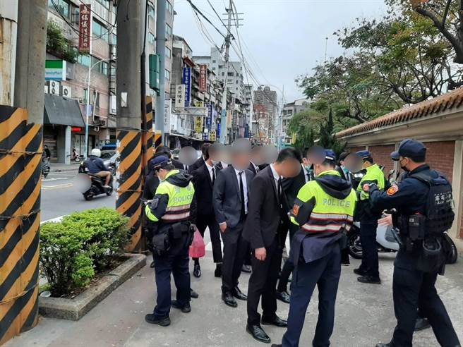 警方在公祭會場周邊攔查可疑人車。（海山分局提供）