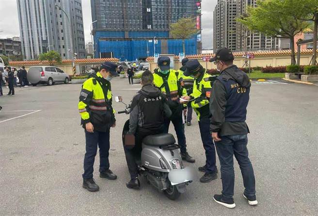 警方在公祭會場周邊攔查可疑人車。（海山分局提供）