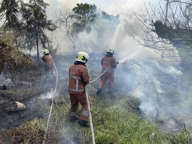 2月迄今田野火灾已破千件，造成消防人员疲于奔命。（消防署提供）