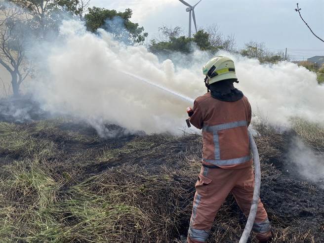 2月迄今田野火灾已破千件，造成消防人员疲于奔命。（消防署提供）