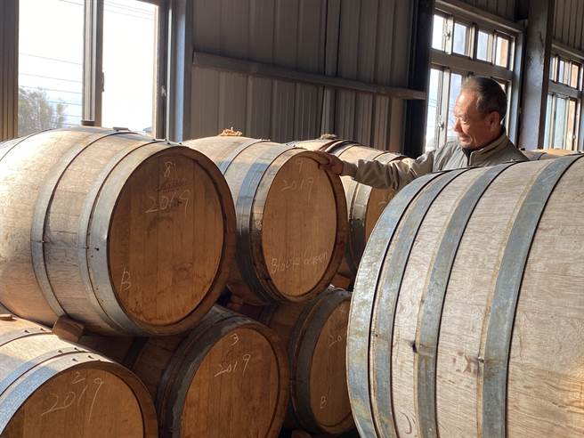 树生休閒酒庄酒庄庄主洪吉倍深耕自家葡萄酒品牌。(冯惠宜摄)