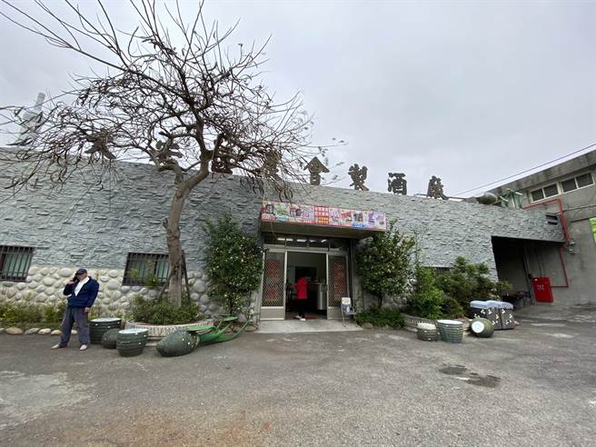 大安酒庄为了酿造属于台湾的「在地酒」，酿酒师特别研习日本烧酌之制作技术，将在地农产独有的风味封存其中。(冯惠宜摄)