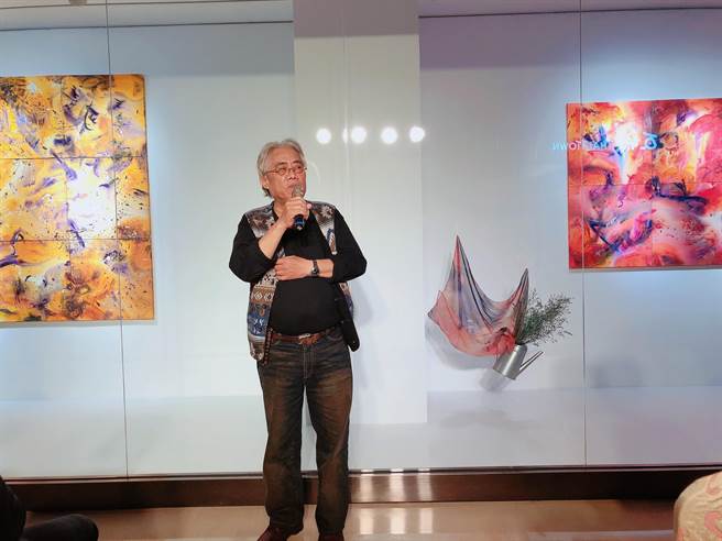 中友時尚藝廊即日起展出國內抽象畫大師-紀向的「意念藝術創作展」，17幅色彩豐富的作品也充份展現了紀向內心的浪漫情懷。（馮惠宜攝）