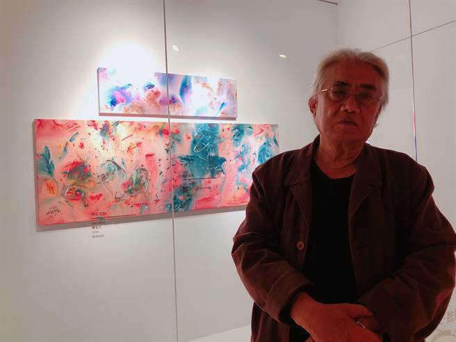 中友時尚藝廊即日起展出國內抽象畫大師-紀向的「意念藝術創作展」，17幅色彩豐富的作品也充份展現了紀向內心的浪漫情懷。（馮惠宜攝）