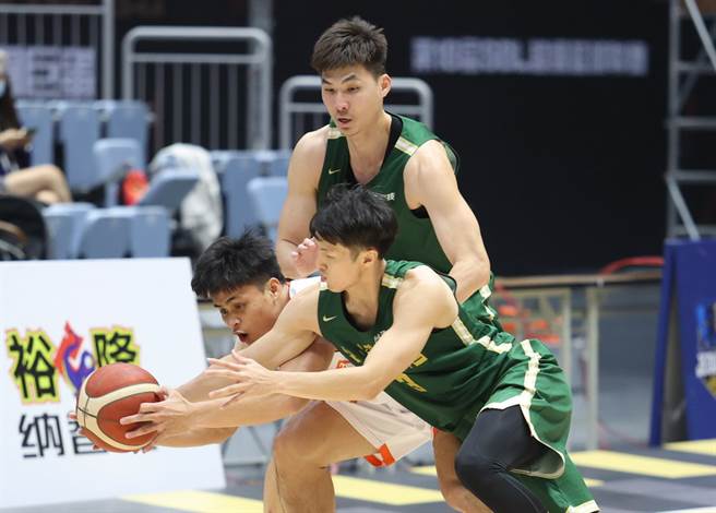 台啤前锋周伯勋躲在后面看着队友跟对方抢球。(中华篮协提供)