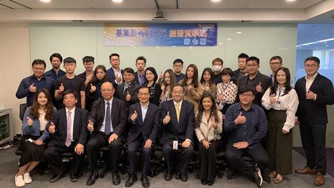 （商研院CDRI基业长青创二代台北第七期成员与商研院CDRI董事长许添财(前排中)。图／商研院提供）