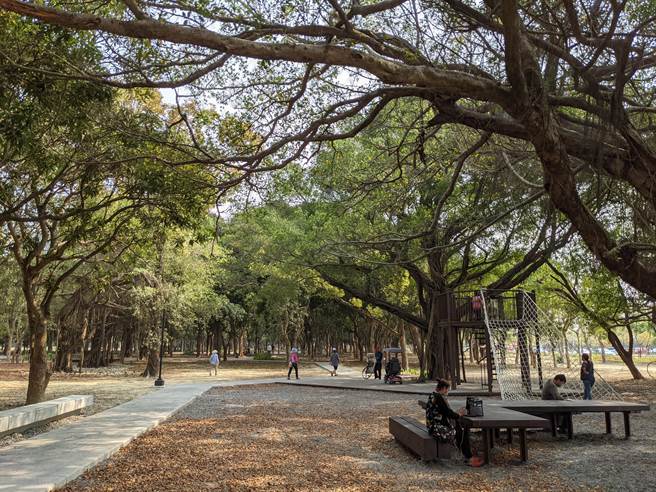 台南市官田区公所将閒置荒废近20年的陆军营区整建，打造成占地10公顷的大隆田文化生态园区，千余棵树木保留，穿插步道、沟渠、生态池等，市长黄伟哲大讚是「台南的大安森林公园」。（庄曜聪摄）