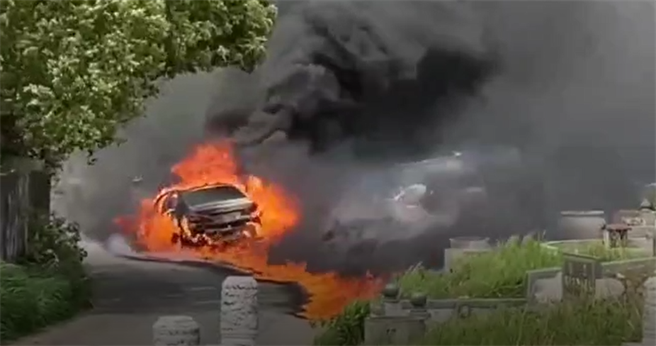 公墓旁百萬BMW燒成火球 詭異起火網看傻：整輛給祖先(圖/截自影片)