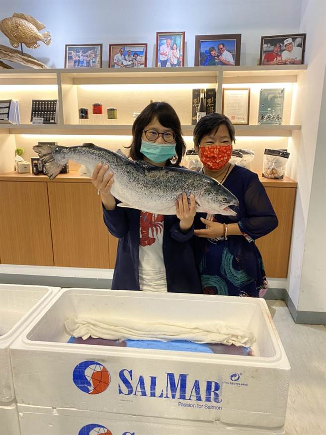 云林县口湖乡口湖渔类生产合作社举办「追逐鲑鱼潮、加码台湾鲷」活动，2天共送出18尾大鲑鱼。（口湖渔类生产合作社提供／张朝欣云林传真）