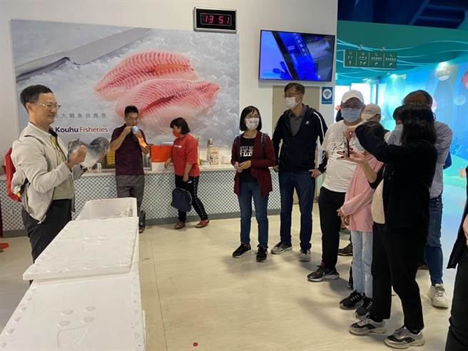 云林县口湖乡口湖渔类生产合作社举办「追逐鲑鱼潮、加码台湾鲷」活动，2天共送出18尾大鲑鱼。（口湖渔类生产合作社提供／张朝欣云林传真）