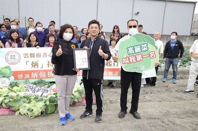雲林縣長張麗善（前左）媒合炳翰機構董事長李炳翰（前左二），認購50噸雲林縣高麗菜。（張朝欣攝）