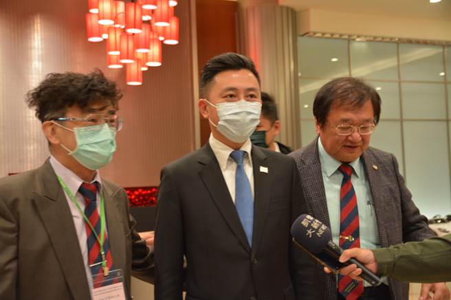 新竹市長林智堅（中）將會遵守疾病管制署指示，在可以施打疫苗時，率先施打。（莊旻靜攝）