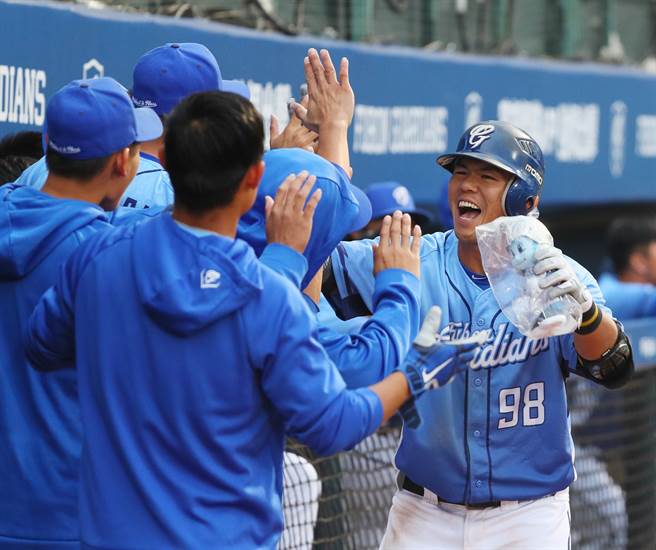 富邦悍將高國麟敲出追平轟。（陳怡誠攝）