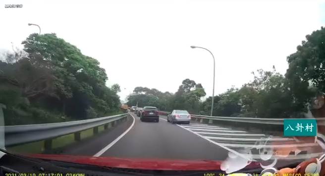 银色宾士车主却疑似不满被插队，还故意从内侧车道驶出到外车道，横跨槽化线，再度与黑色BMW併行争夺第一顺位。(摘自八卦村 - 行车纪录器影片上传中心)