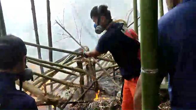 消防員與在地居民於火點周遭設置防火巷，阻隔火勢延燒。（翻攝照片／莊旻靜新竹傳真）