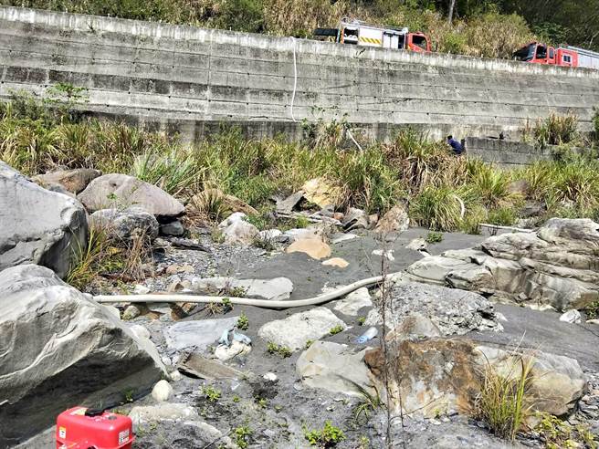 當地水源不易取得，除了消防車內部的水，消防員也在溪邊架設小型移動式泵浦取水。（翻攝照片／莊旻靜新竹傳真）