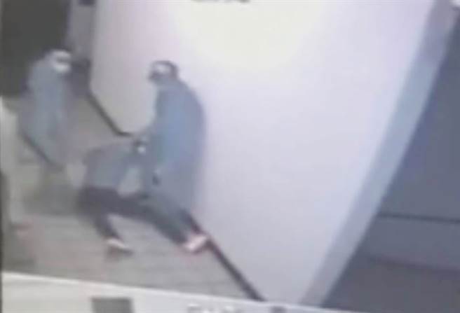 曾涉「含羞草」刺伤案的蔡姓男子卷入感情纠纷，被人强押凌虐，警方21日宣布破案，逮捕12人到案。（翻摄画面／柯宗纬高雄传真）