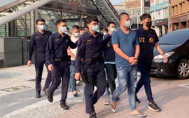 曾涉「含羞草」刺伤案的蔡姓男子卷入感情纠纷，被人强押凌虐，警方21日宣布破案，逮捕12人到案。（翻摄画面／柯宗纬高雄传真）