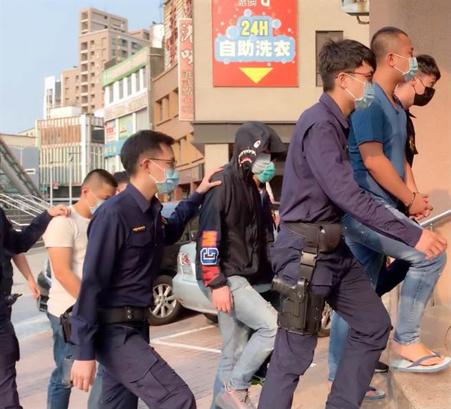 曾涉「含羞草」刺伤案的蔡姓男子卷入感情纠纷，被人强押凌虐，警方21日宣布破案，逮捕12人到案。（翻摄画面／柯宗纬高雄传真）