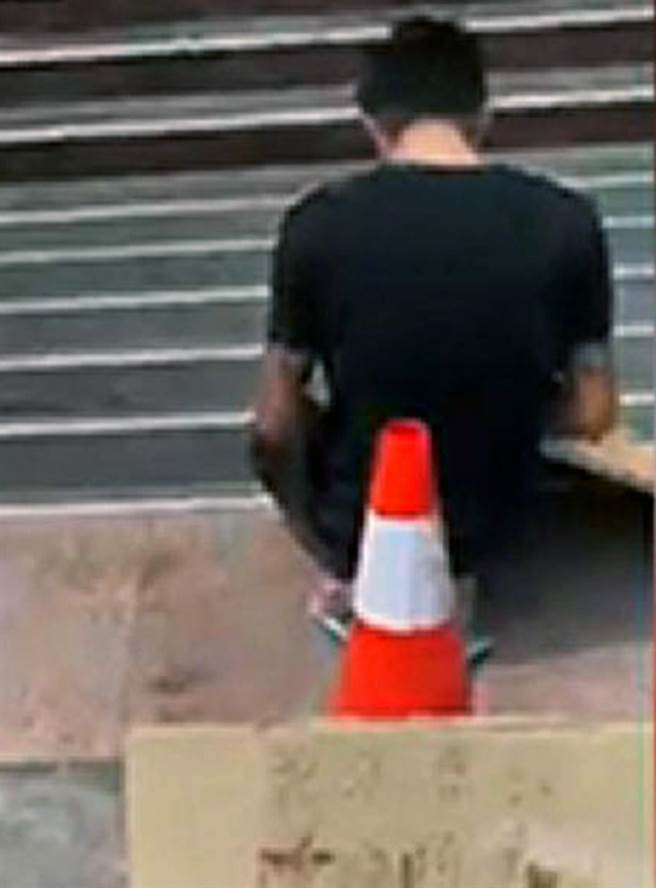 楊姓男子涉嫌車禍肇逃後，主動前往台南市關廟區山西宮前下跪懺悔。（摘自網路社團）