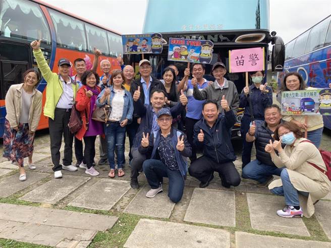 苗栗縣警察局有鑑每逢周休二日及連續假期的大量人潮、車潮，前往觀光景點進行交通安全宣導，維護用路安全。（警方提供／何冠嫻苗栗傳真）