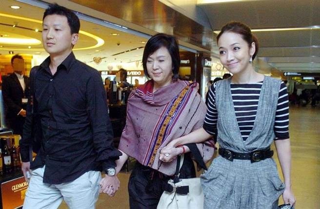 林月雲當年在機場隔開侯佩岑、黃伯俊，緊牽女婿的舉動讓不少媒體看傻眼。（圖／中時資料照）