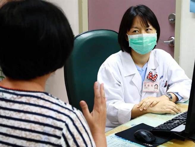 新冠肺炎AZ疫苗预计22日开打，屏东县分配到1100剂。图为医师看诊，与新闻无关。（潘建志摄）