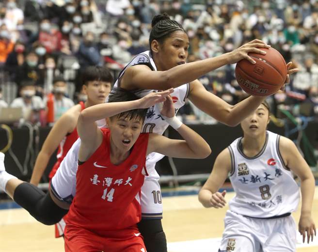 世新大学洁丹妮儿（后中）的加入，让球队禁区战力如虎添翼。（郑任南摄）