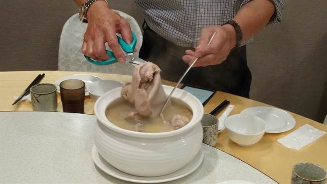 台中「上海陆家嘴江浙名菜馆」最近推出新菜「锦囊凤凰」。图／曾丽芳