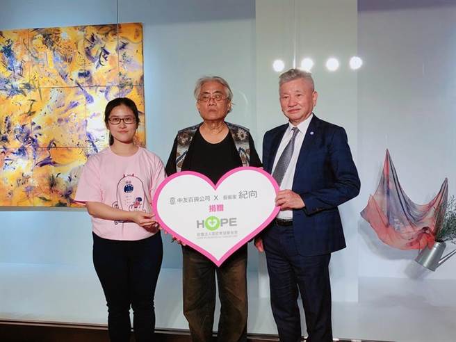 中友時尚藝廊即日起展出抽象畫大師－紀向(中)的「意念藝術創作展」。圖／中友提供