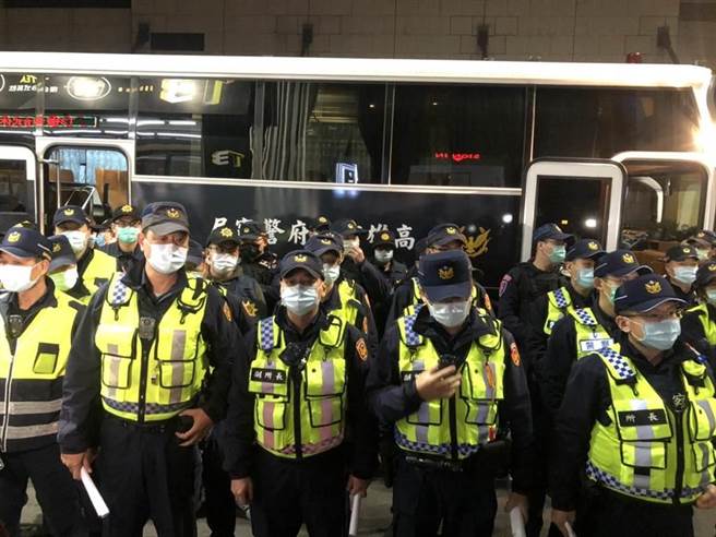 高雄警方為了避免學生在夜店流連忘返，在學生開學前最後周末，選擇在青少年及學生容易聚集的夜店、酒吧、KTV等場所，實施「擴大臨檢」。（資料照，洪浩軒攝）