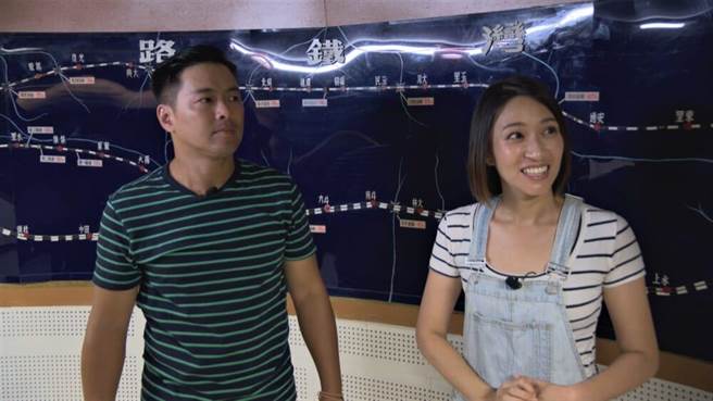 小兵（左）和湘涵进入防空洞下层。（公视提供）