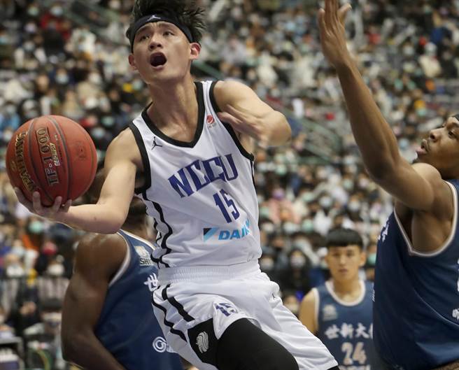 政大张镇衙全场进帐25分、13篮板。（郑任南摄）