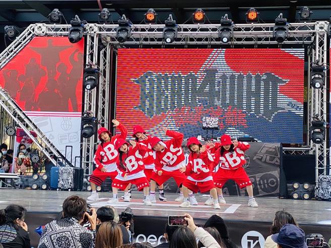 小朋友跳舞超级可爱。(台中市政府提供)