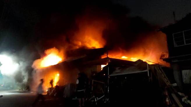 嘉义市南田市场晚间8点53分传出火警，市场内一民宅起火燃烧，因现场为连栋铁皮建筑，初估至少延烧3户，火势相当猛烈。（吕妍庭翻摄）