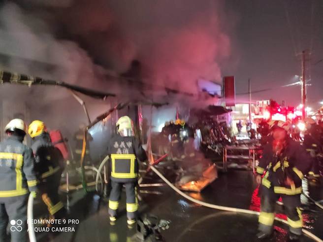 嘉义市南田市场晚间8点53分传出火警，市场内一民宅起火燃烧，因现场为连栋铁皮建筑，初估至少延烧3户，火势相当猛烈。（吕妍庭翻摄）
