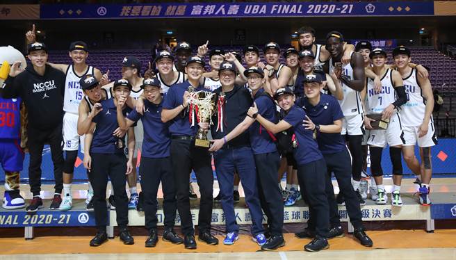 政大男篮笑夺队史UBA公开一级首冠。（郑任南摄）