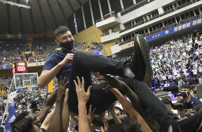 政大球员举起教练陈子威庆祝UBA封王。（郑任南摄）