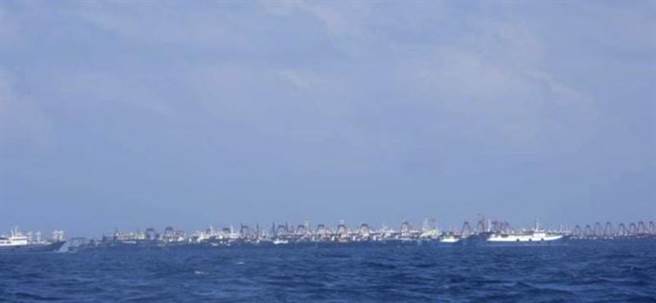 本月7日菲律賓確認有大量漁船列隊停泊在該國西部的巴拉望島以西約175海里（約324公里）處的牛軛礁周邊海域，菲國國防部與外交部已正式向中國提出抗議，並要求立即撤離這些海上民兵船隻。（圖／菲律賓海防隊）