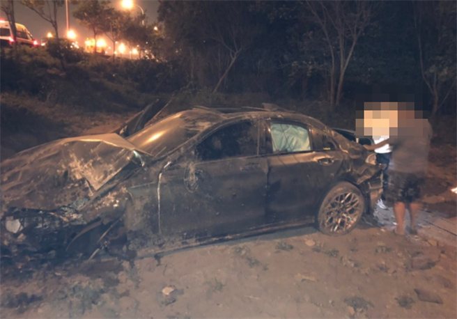 轎車翻落邊坡，揚起塵土。（彰化縣消防局提供／吳敏菁彰化傳真）